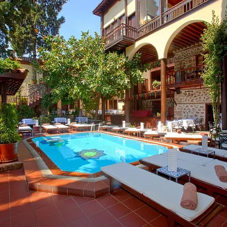 Colorful Flat With Terrace Near Hadrian's Gate