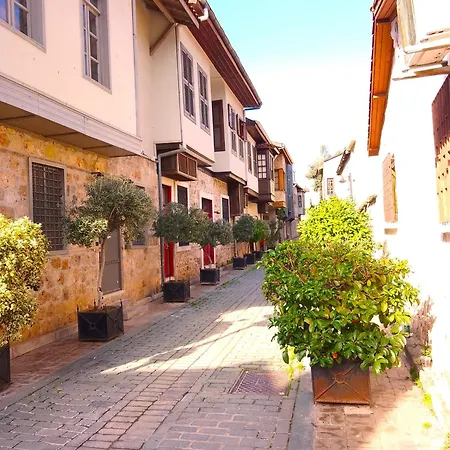 Appartement Colorful Flat With Terrace Near Hadrian's Gate *